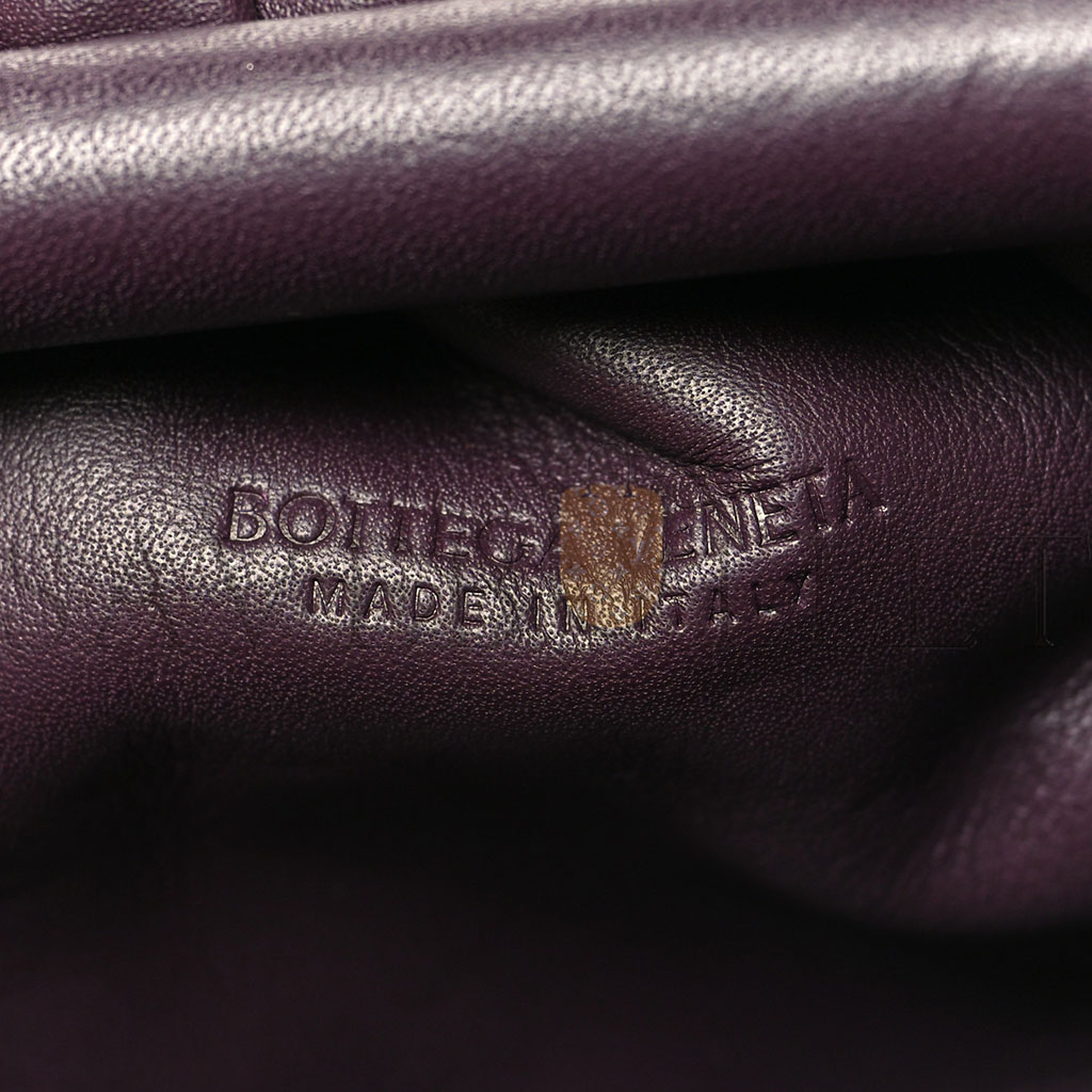 BOTTEGA VENETA BUTTER CALFSKIN THE MINI POUCH GRAPE (22*14*6cm)